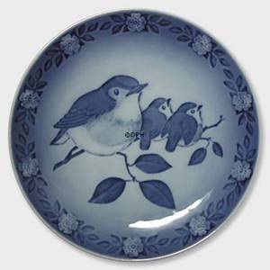 1982 Royal Copenhagen Mother and Child plate, robin and fledglings | Year 1982 | No. RMB1982 | Alt. KMB820 | DPH Trading
