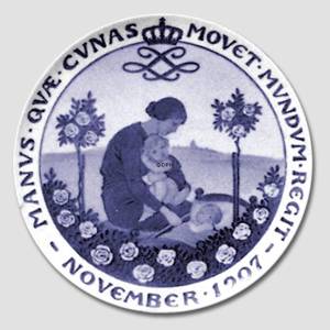1907 Royal Copenhagen Memorial plate, MANVS QVÆ CVNAS MOVET MVNDVM REGIT | Year 1907 | No. RNR076 | Alt. no. 76 | DPH Trading