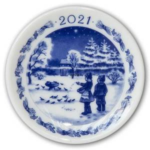 2021 Christmas plaquette, Feeding the birds, Royal Copenhagen | Year 2021 | No. RP2021 | Alt. 1057623 | DPH Trading