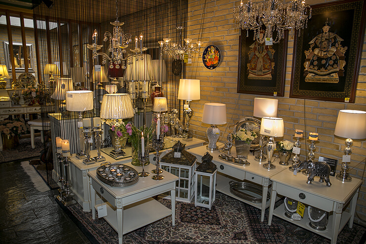 Moderne decorations in chrome and glass
