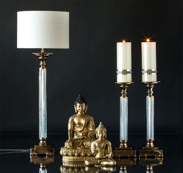 Buddha figurer og klassiske lysestager og bordlampe