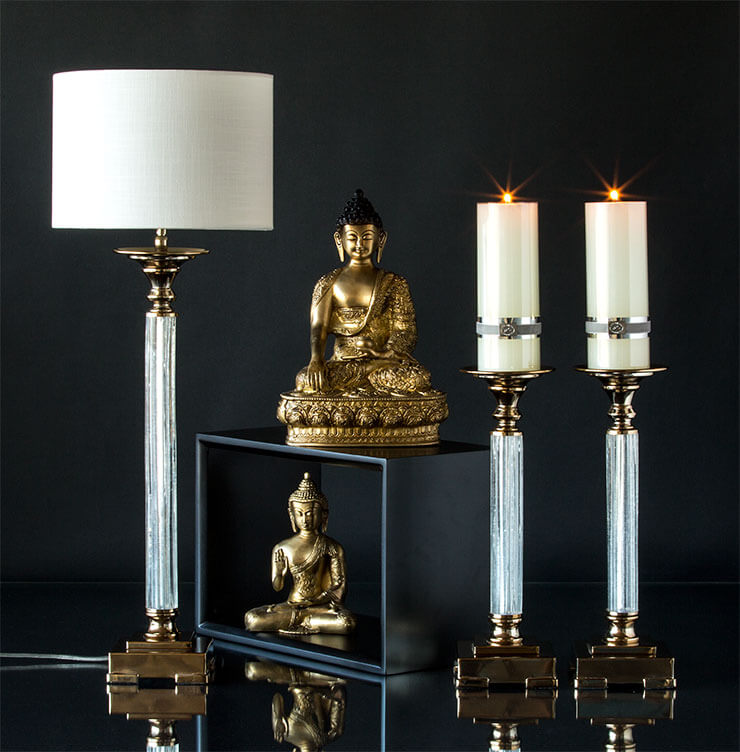 Buddha figurer med klassiske lysestager og bordlampe