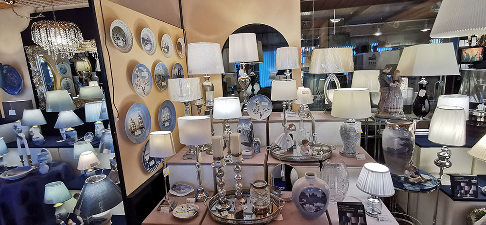 Klassiske bordlamper og lampeskærme, figurer, vaser, skåle, nyt og gammelt