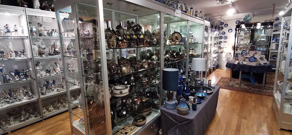 Royal Copenhagen porcelain and stoneware, plenty of figurines, bowls, vases, etc. - Discover the extensive selection at DPH Trading