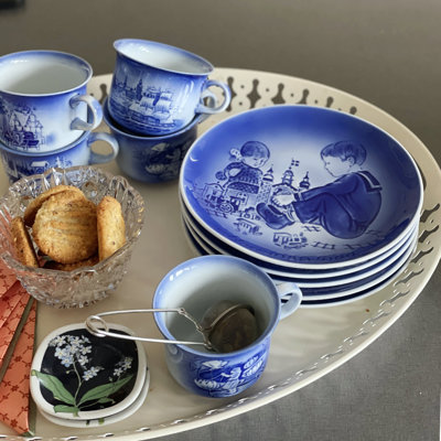 Tray set for coffee and tea with Désirée cups and Désirée Mother’s Day plates. Small Rörstrand flower plaquettes are used practically for tea bags.