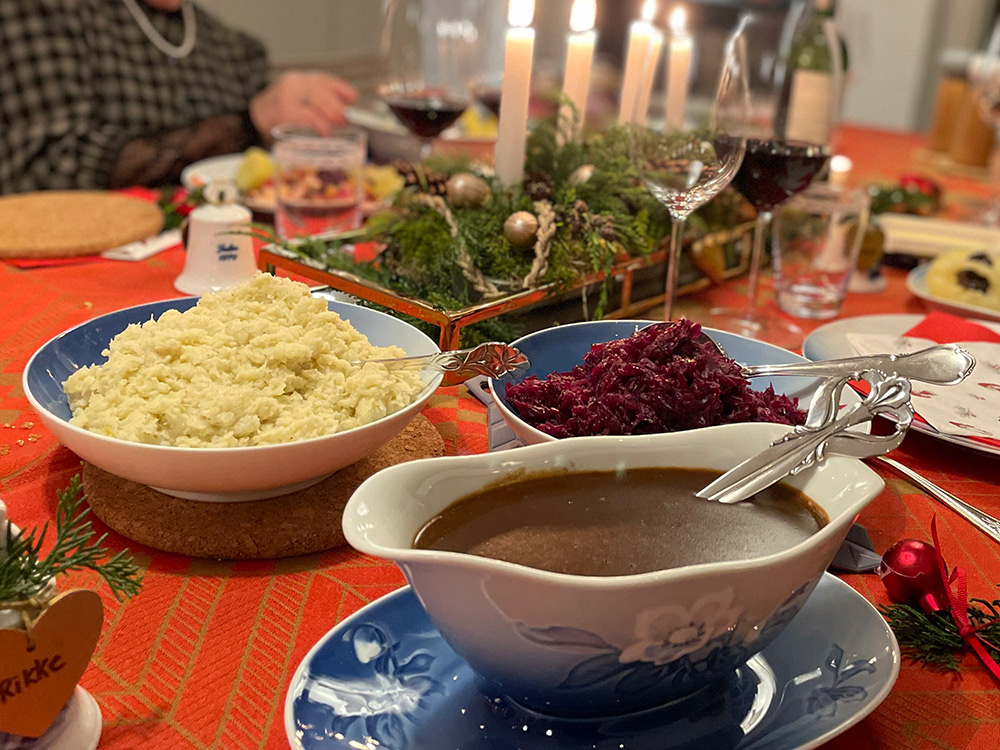 The Christmas Rose dinnerware on the Christmas table