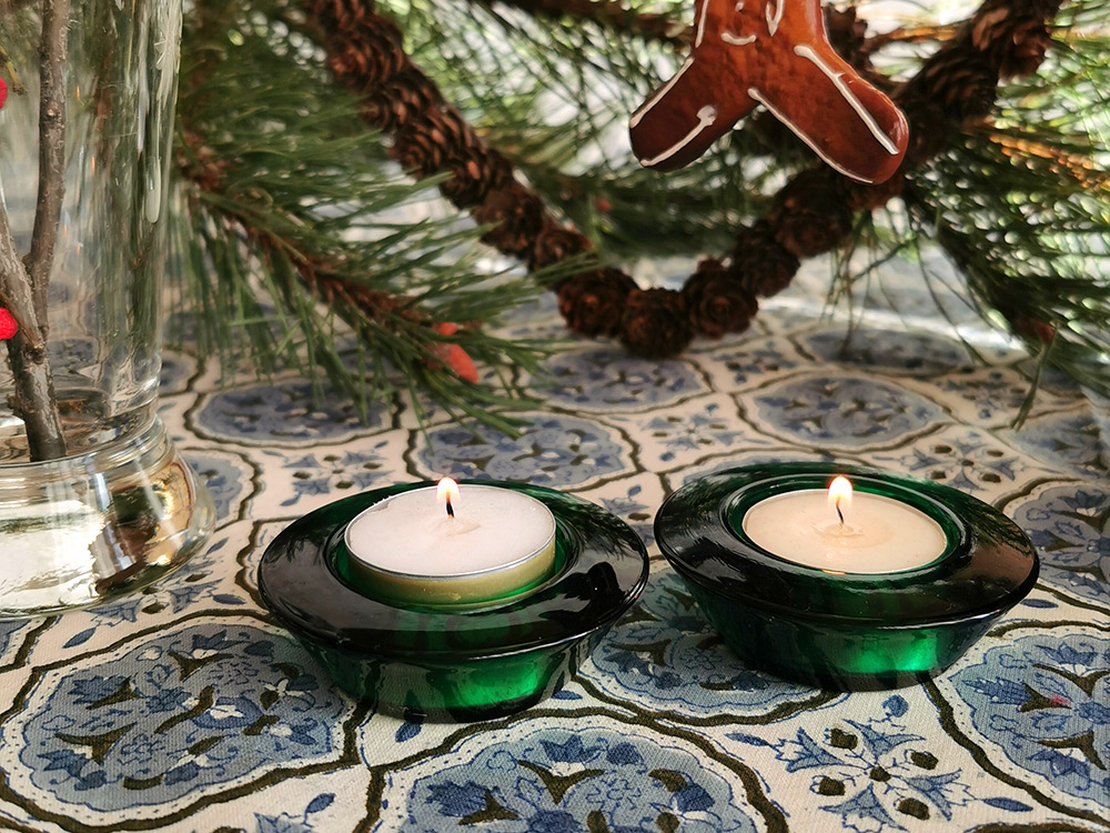 Hamlet Danish Design Sapphire tealight holder, green, beautifully decorates the Christmas table.