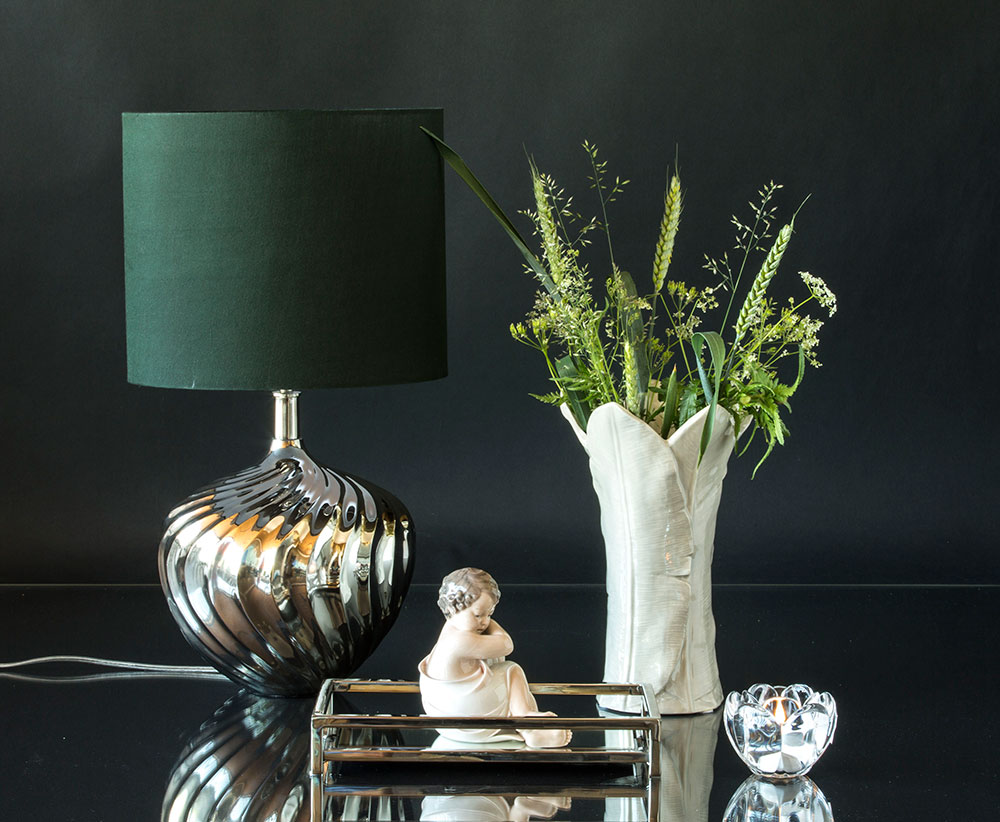 With a small, square mirror tray in polished steel, you can create an elegant look