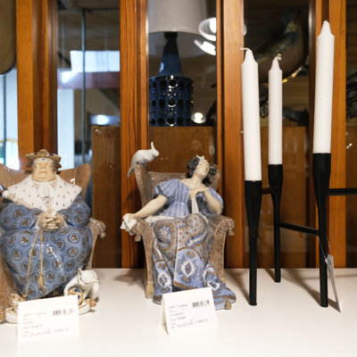 The Royal Copenhagen figurines The King No. 1478 and The Queen No. 1494 from 1913, paired with a modern black candleholder at the Danish Porcelain House store – an inspiring setup where old and new are united in home décor.