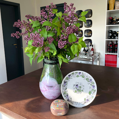 Mix new with old, porcelain with glass, and get a unique expression in your home