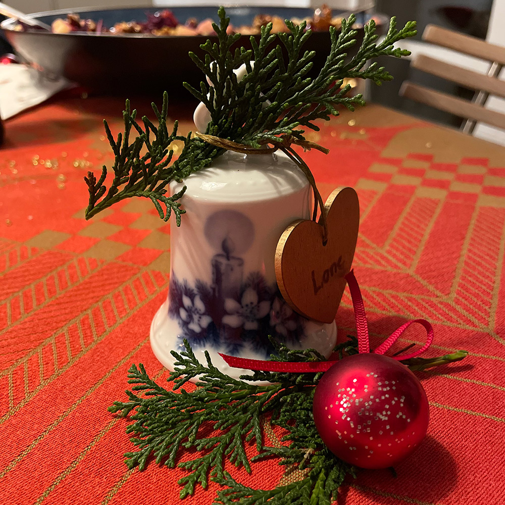 Tettau Christmas bell elegantly decorated as a place card