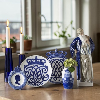 Arrangement with memorial plates, panoramic vase, Asmussen candlesticks and figure of Nathan the Wise