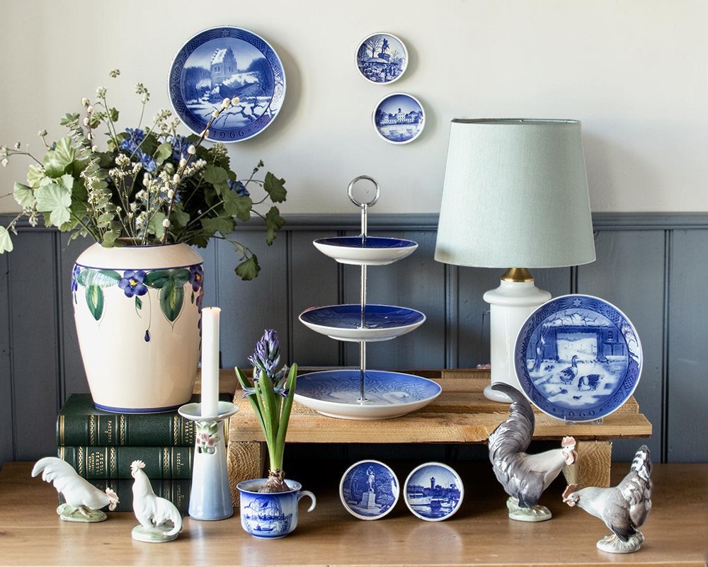 Christmas plates and Christmas plaques in a cake stand