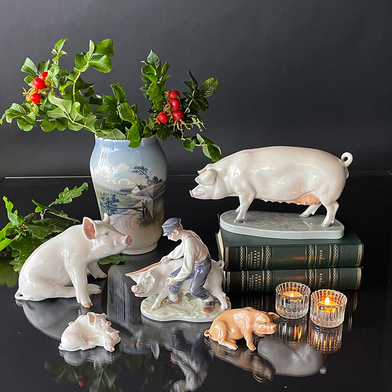 These fine pig figurines will be able to decorate the living room nicely
