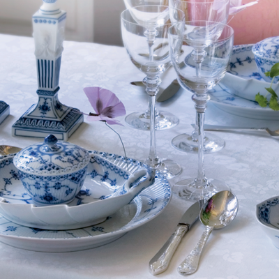 Elegant borddækning med Royal Copenhagen Musselmalet stel i hvidt og blåt, inspiration til bryllups borddækning, fest borddækning, sommerfest borddækning, borddækning til fødselsdag og korrekt borddækning med glas og bestik.