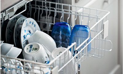 Can I clean my Christmas plates in a dishwasher?