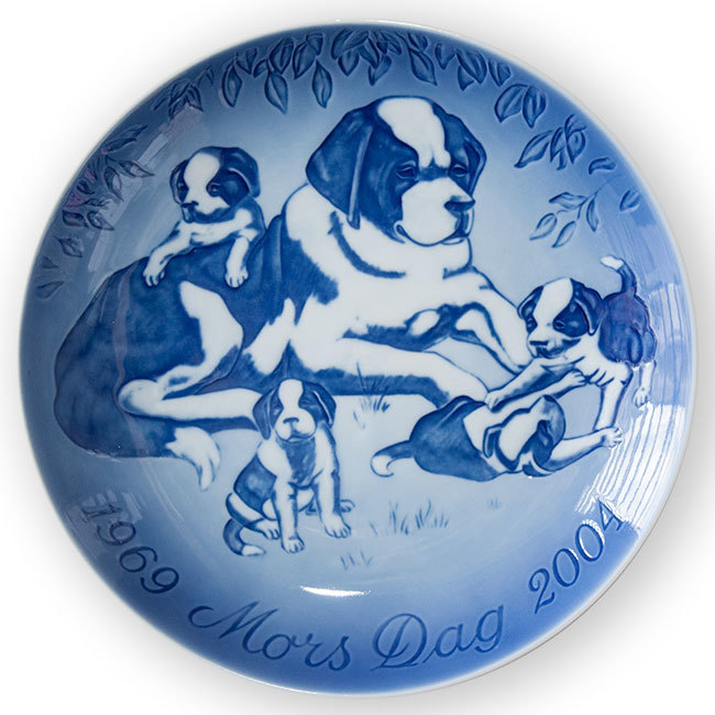 Bing & Groendahl Mother's Day anniversary plate 2004 with Saint Bernard dog and puppies