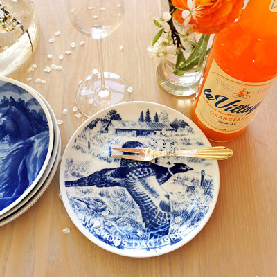 Colorful and festive table with Hansa Mother’s Day plates, inspiration for birthday or summer party table settings.