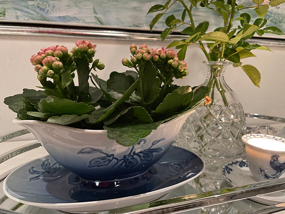 Christmas Rose sauce bowl with two small flowers