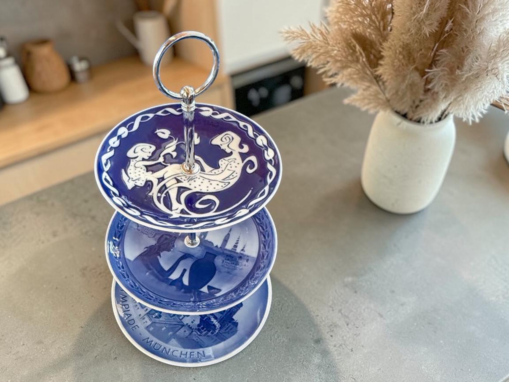 Cake stand with Royal Copenhagen Mother's Day plate as top plate