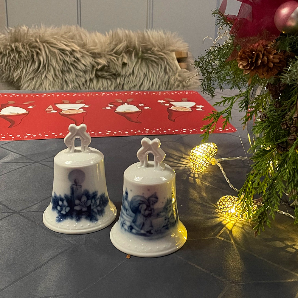 Tettau Christmas bells as table decoration