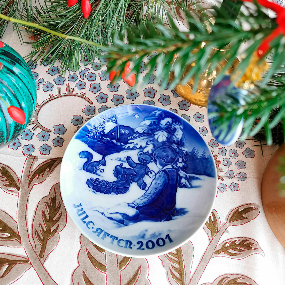 Playing in the Snow 2001, Bing & Groendahl Christmas Plate