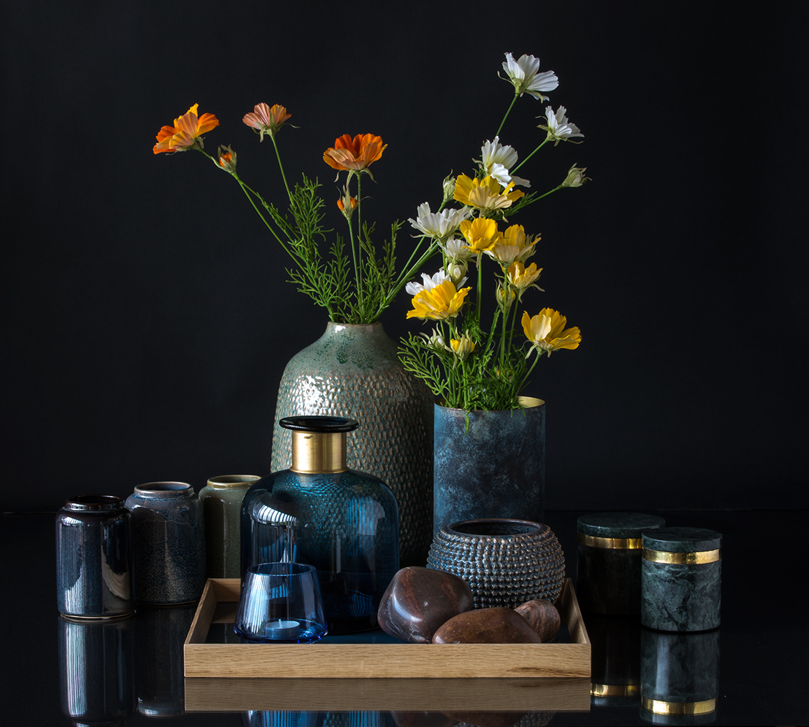 If you love the rustic style, the glassy tray in blue glass and oak is just the thing for you