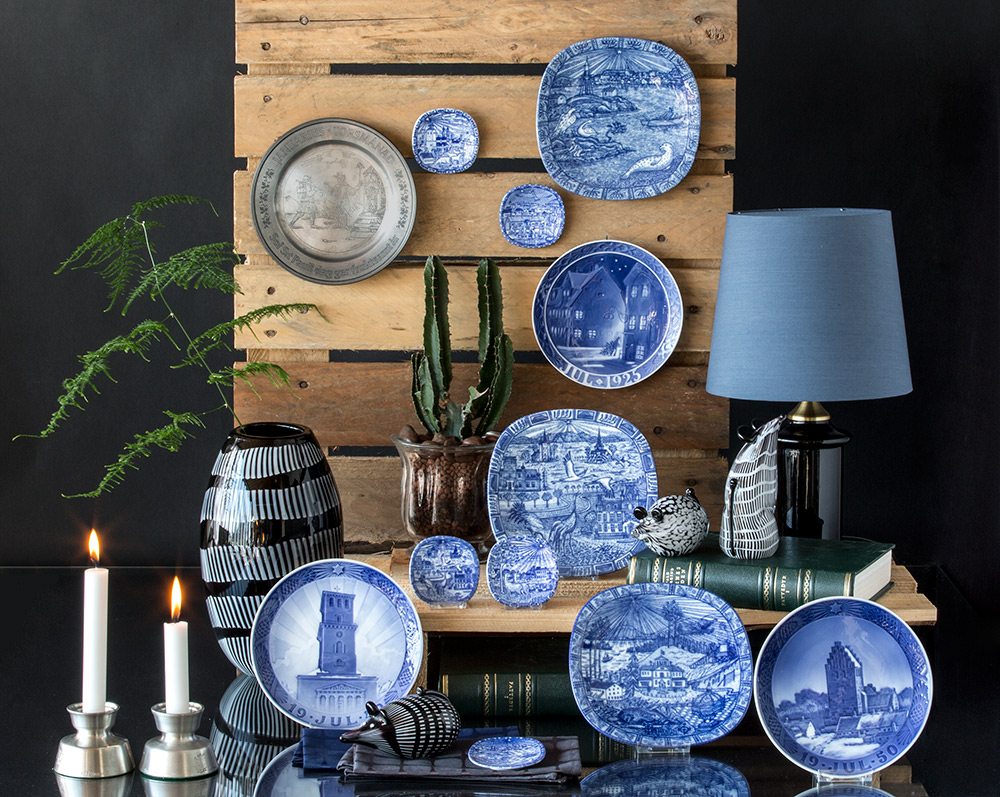 The beautiful pewter candlesticks and plates go beautifully with the classic blue tableware colors